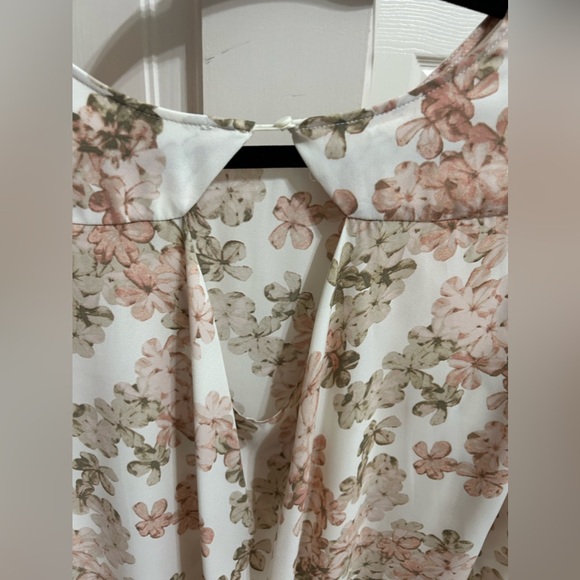 FLORAL BLOUSE | flowy fit with back detail and cutout - Picture 5 of 6